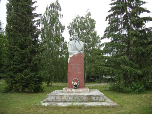Декомунізація продовжується: на Полтавщині демонтували пам'ятник Горькому