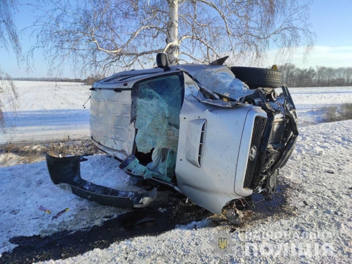 ДТП на Полтавщині: позашляховик, від удару з деревом, відкинуло на проїжджу частину. ВІДЕО