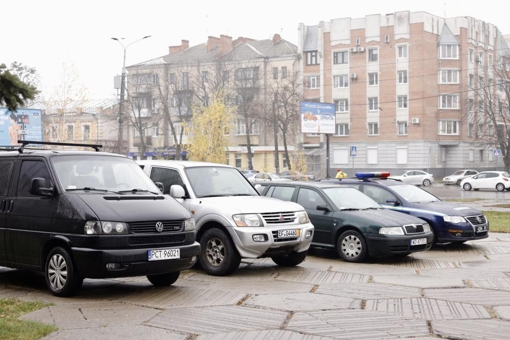 Полтавські волонтери передали військовим чотири автівки