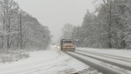 Через снігопад на дорогах Полтавщини працюють близько 200 одиниць техніки