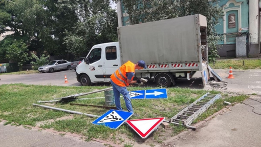 У Полтаві на одній з вулиць встановлюють нові дорожні знаки