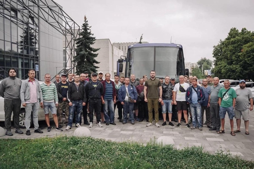 Прибирати наслідки підриву Каховської ГЕС поїхали ще 40 добровольців з Полтавщини