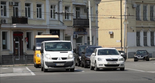 Як діяти, якщо обстріл ракетами чи БПЛА застав вас за кермом