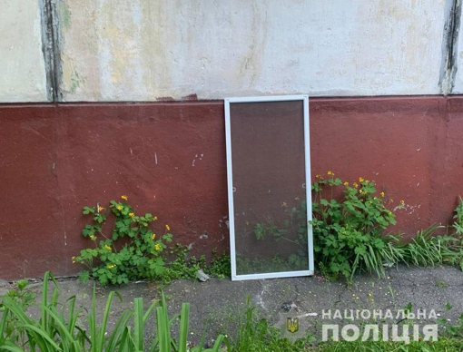 На Полтавщині трирічна дитина випала з вікна четвертого поверху