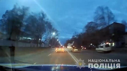 На Полтавщині нетверезий водій легковика намагався втекти від поліціянтів. ВІДЕО