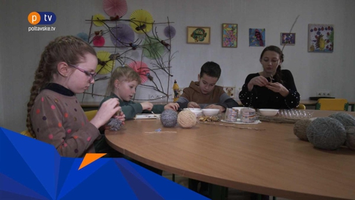 Полтавські школярі власноруч виготовляють екопоробки, що разом із теплими речами передадуть українським воїнам