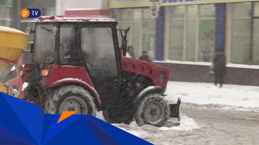 Під час снігопаду у Полтаві працювало понад 30 одиниць техніки, але двори були неприбрані