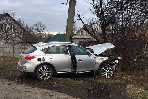 У Полтавській області автомобіль врізався в електроопору: двоє осіб поранені