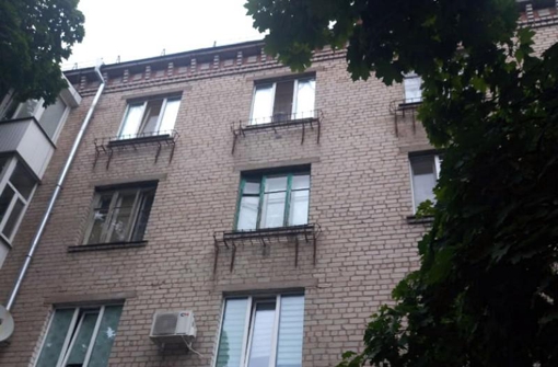 У Кременчуці жінка випала з вікна квартири, в якій пізніше знайшли ще тіло пенсіонерки