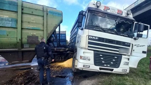 На Полтавщині вантажівка зіткнулася з товарним потягом