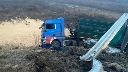 У Полтавській області водій вантажівки вилетів із мосту