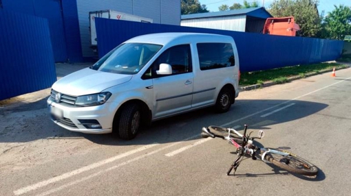 Полтавський велосипедист врізався у відкриті двері автомобіля: чоловіка госпіталізували
