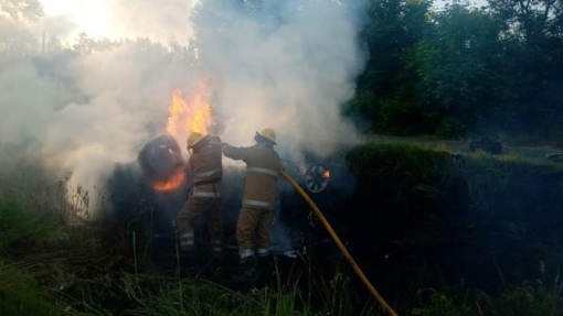 На Полтавщині водій влетів у відбійник: автівка загорілася