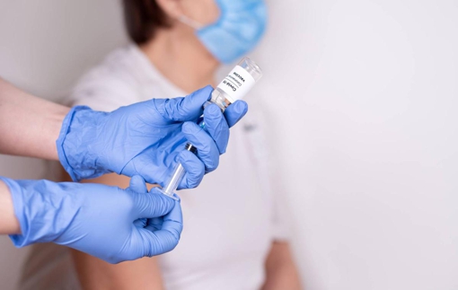 В Україні дозволили бустерну дозу вакцини проти коронавірусу людям, віком від 60 років