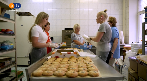 Полтавські волонтерки випікають для військових щодня 500 пиріжків