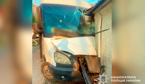У Полтаві маршрутка врізалася в будинок: водій помер
