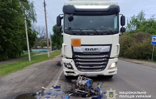 На Полтавщині зіткнулися вантажівка та мотоцикл: є поранені