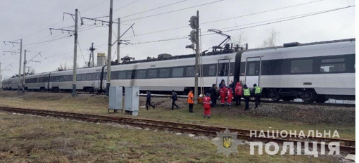 У Полтаві на залізничному переїзді жінка потрапила під потяг
