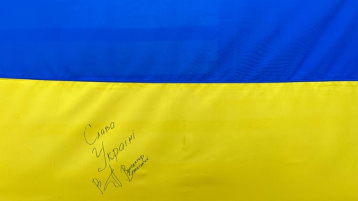 Полтавські волонтери розігрують прапор України з підписом Президента: деталі