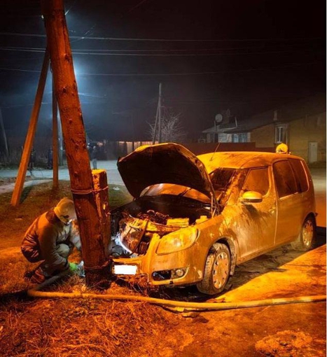 На Полтавщині після зіткнення з електроопорою загорівся легковик