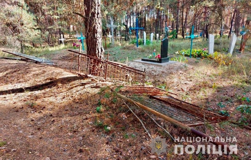 У Полтавській області виявили факт викрадення понад двох десятків цвинтарних огорож